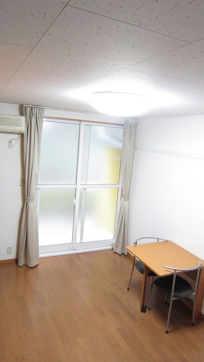 レオパレスプランタン 居間