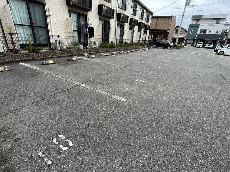 レオパレスハーレー　モリ 駐車場