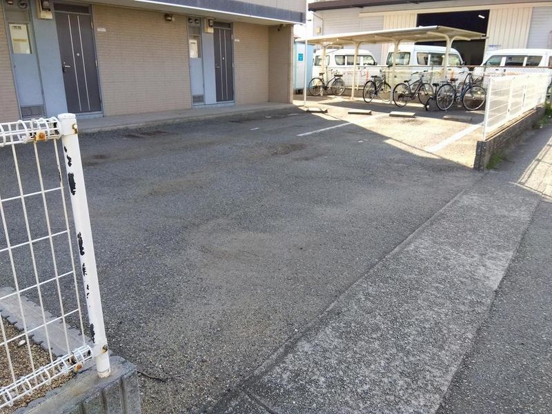 レオパレスＴ−アイランド 駐車場