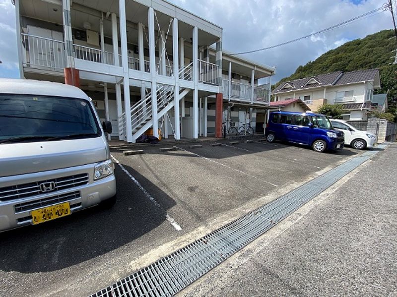 レオパレスヒルトップ 駐車場