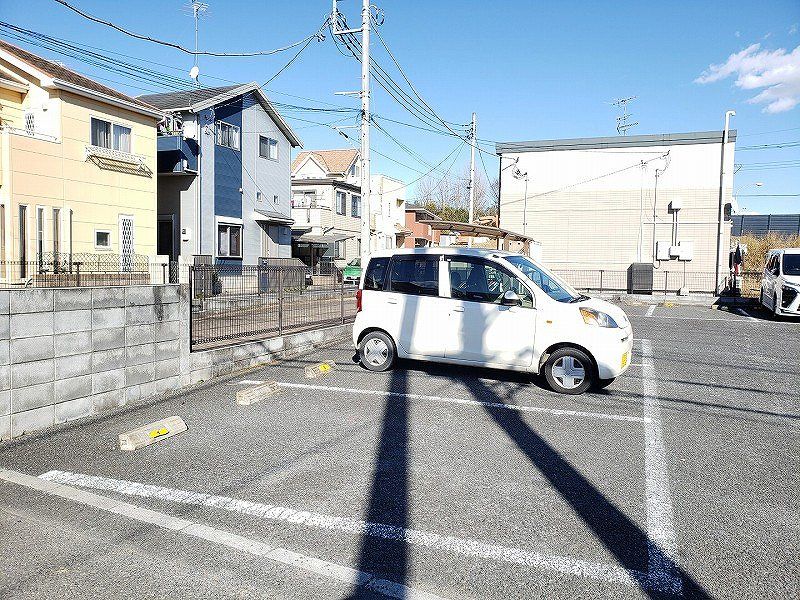レオパレスラ・フォンテ 駐車場