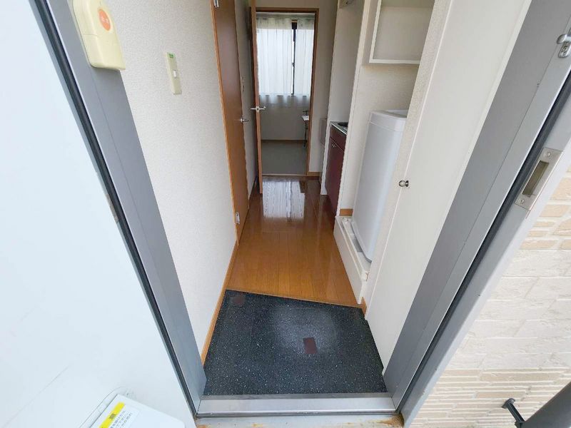 レオパレスラ　プランタン 玄関