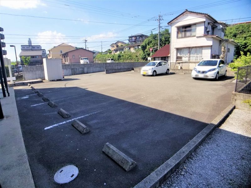 レオネクストＧＲＥＥＮＷＯＯＤ 駐車場