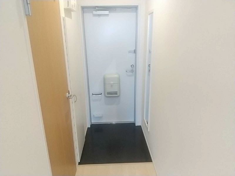 クレイノソラーナ　イクラ 玄関