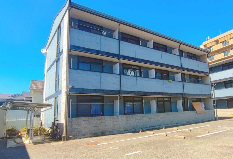 レオパレス中井町２ 外観