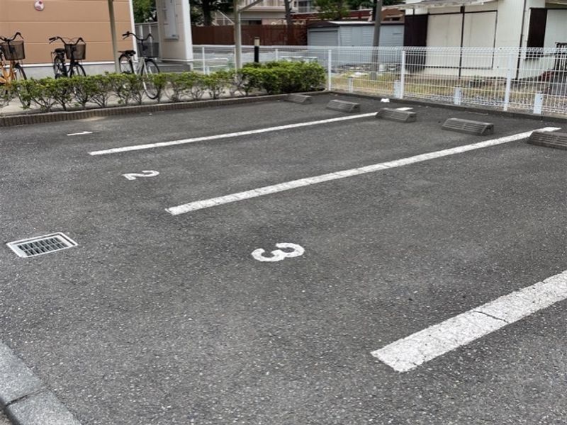 レオパレスジャスミン 駐車場