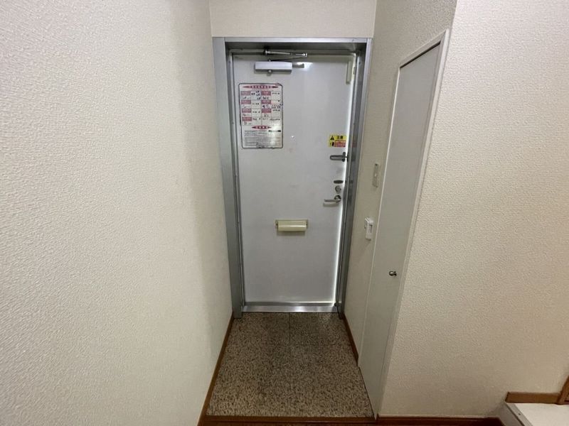 レオパレスパインマノワール 玄関