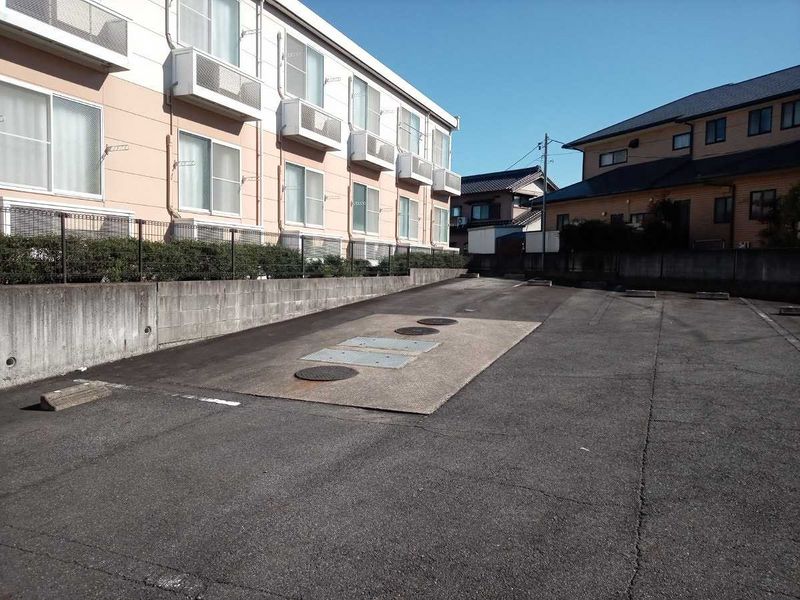 レオパレスコスモス 駐車場