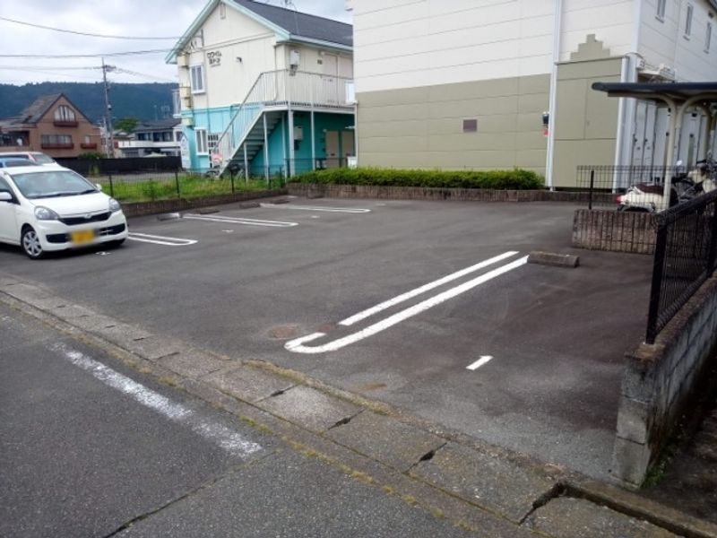レオパレスアーバンブリッジ俎板 駐車場