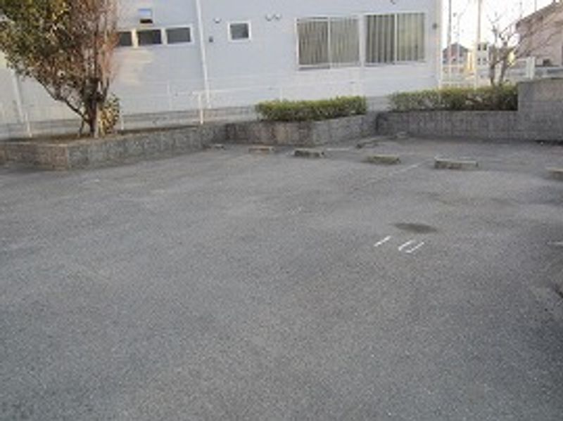 レオパレスサンマーム美乃利 駐車場