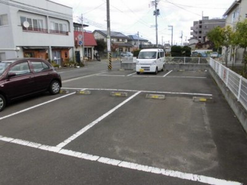 レオネクストフォレストⅠ 駐車場