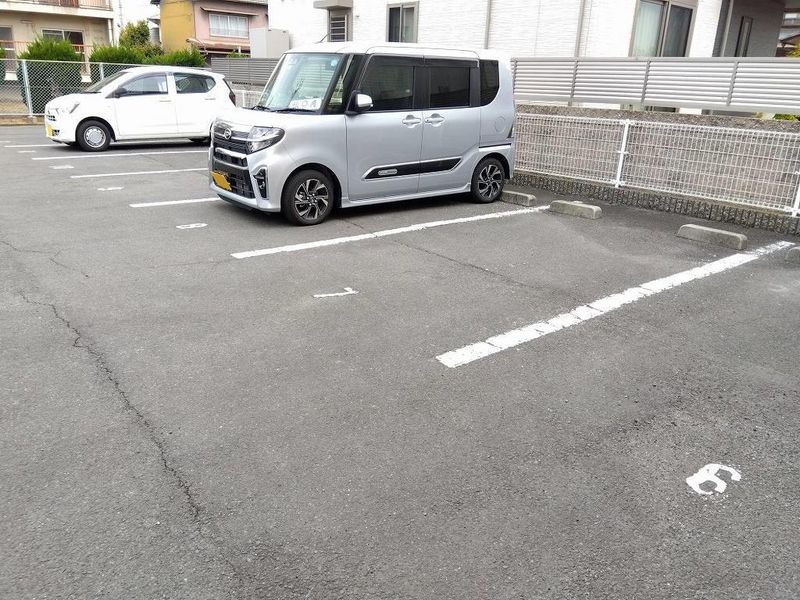 レオパレスキララ 駐車場