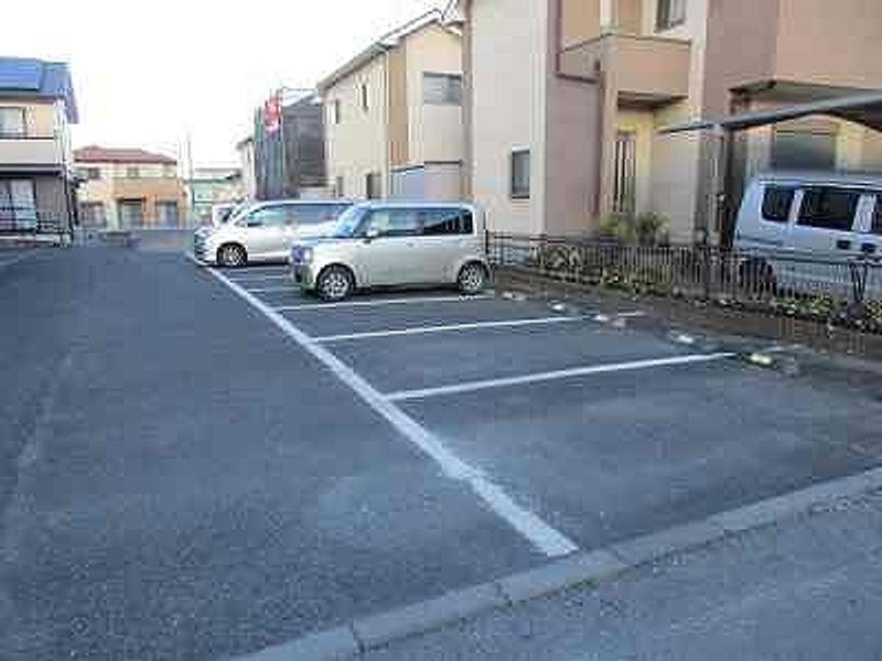 レオパレス司 駐車場