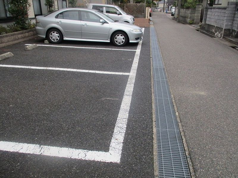 レオパレスシャトー粟山 駐車場