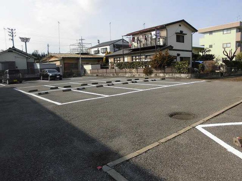 レオパレス峰弐番館 駐車場