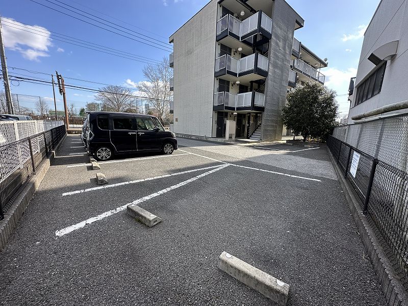 レオパレスプリメロ 駐車場