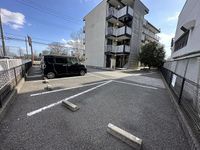 レオパレスプリメロ 駐車場