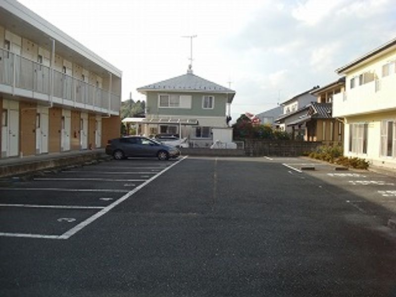 レオパレスなかじま 駐車場