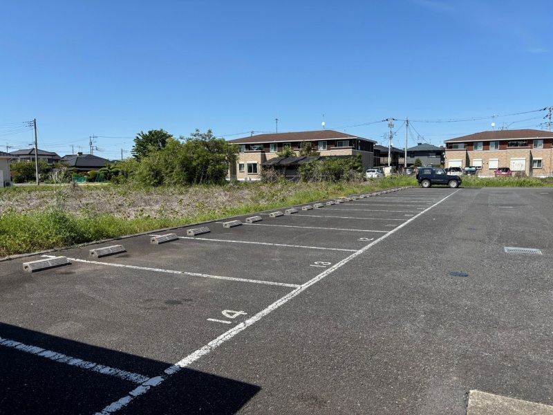 レオパレスロゼ 駐車場