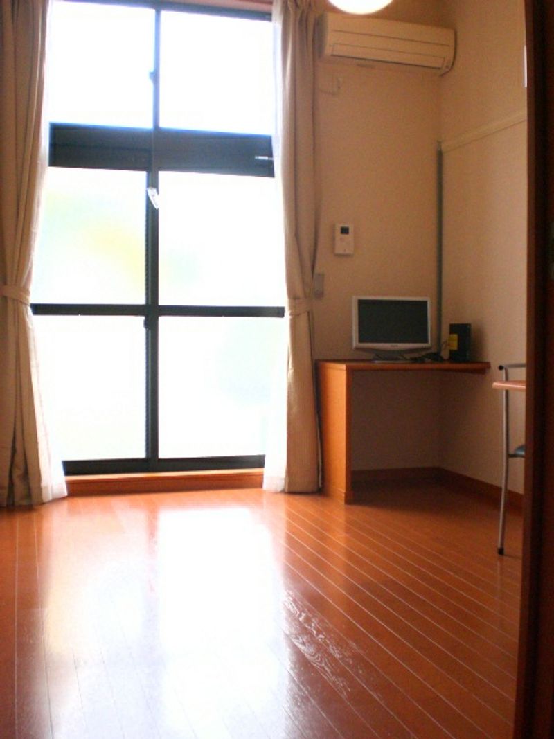 レオパレスメゾンイズミ 居間