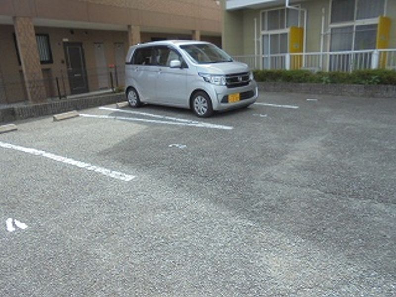 レオパレスルニⅢ 駐車場