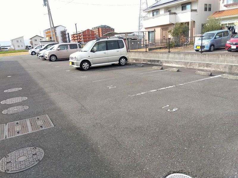 レオネクストかおり 駐車場
