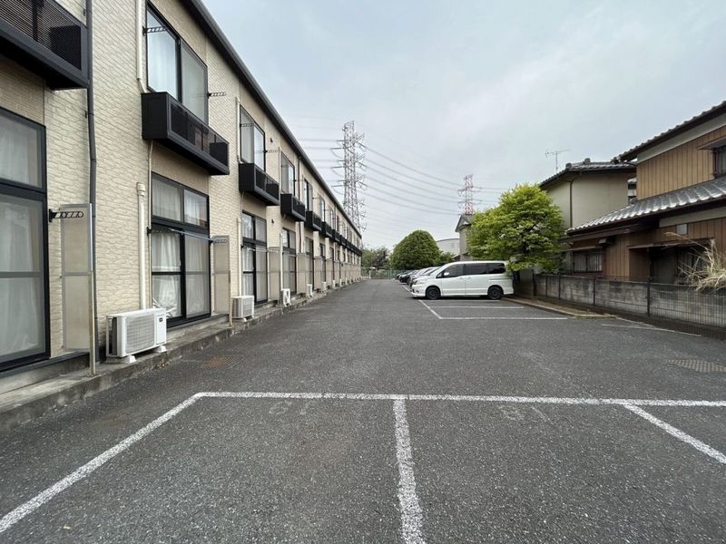 レオパレスイーストⅤ 駐車場