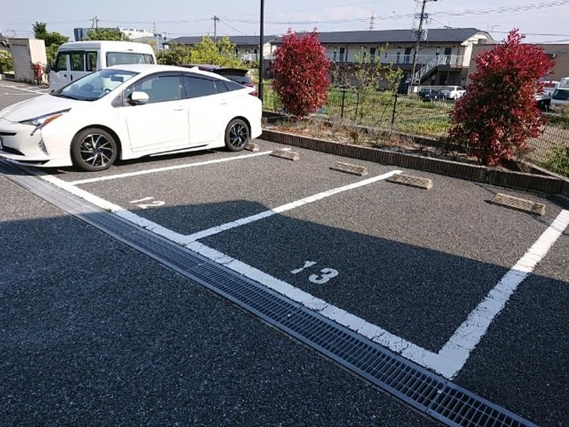 レオパレスキルシェ 駐車場