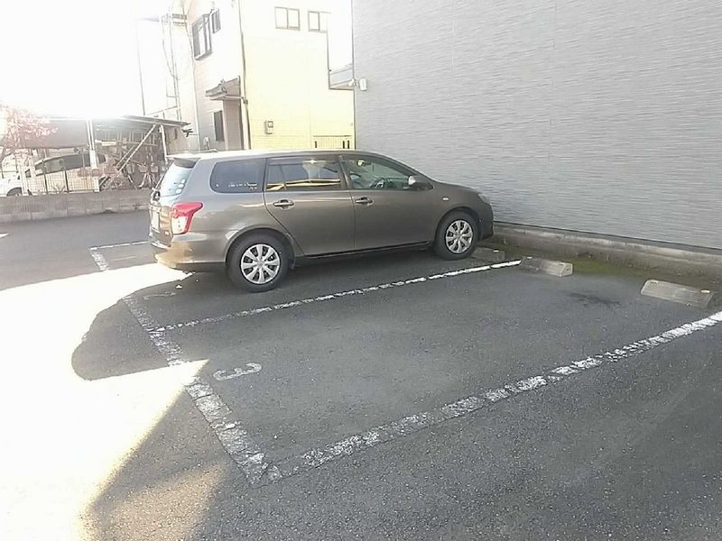 レオパレスプランドール稲城 駐車場