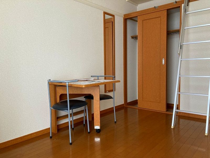 レオパレスサンリバー 居間