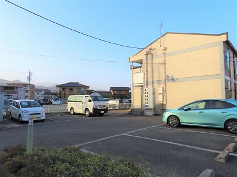レオパレスミレナリス 駐車場