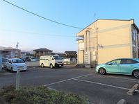 レオパレスミレナリス 駐車場