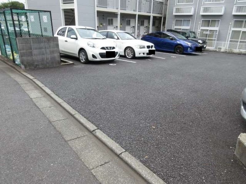 レオパレスペイサージュ 駐車場