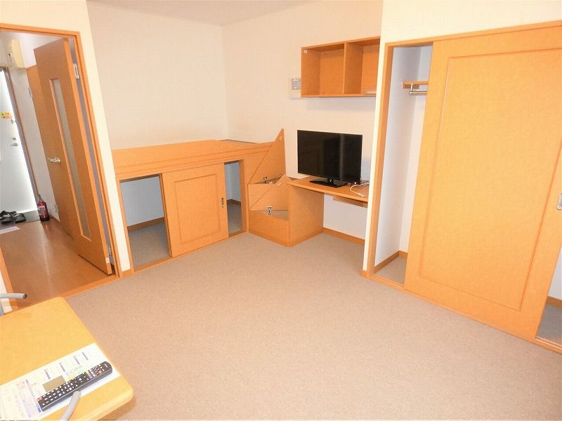 レオパレス加那 居間