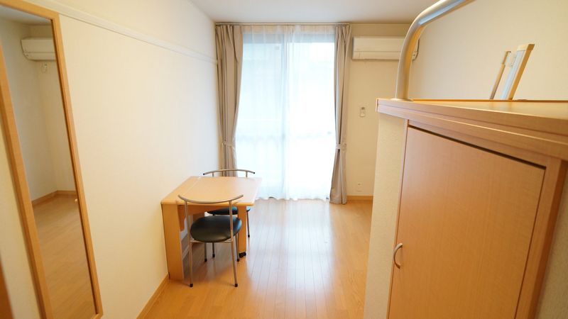 レオパレスコンパル歌島 居間