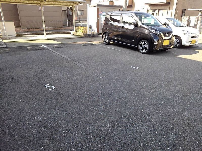 レオネクストエクレール　エヌ 駐車場