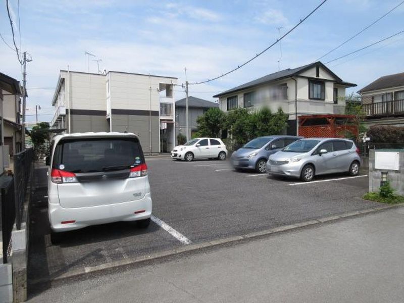 レオパレススカイブルー 駐車場