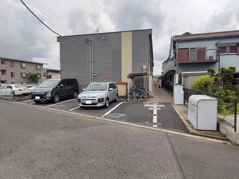レオパレスニュー　シャルマン 駐車場