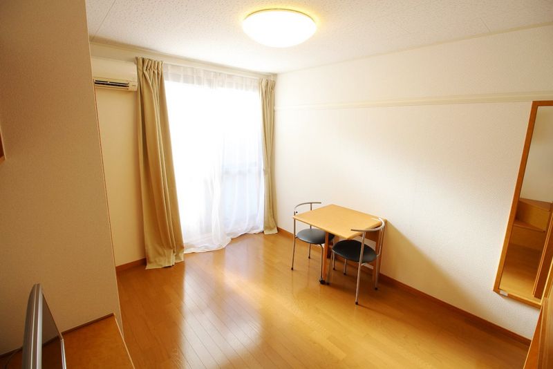 レオパレス湖城が丘 居間