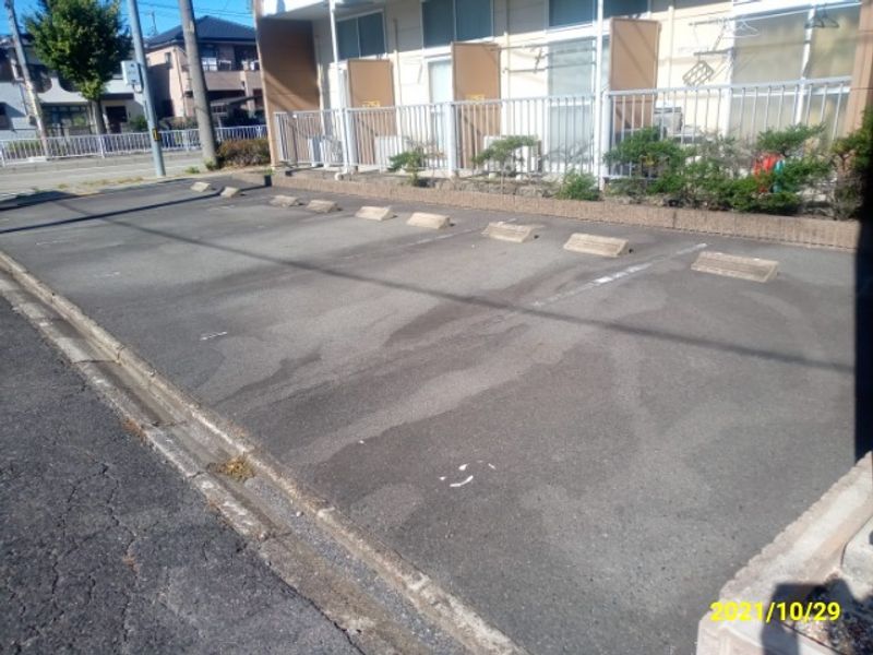 レオパレス新堀 駐車場