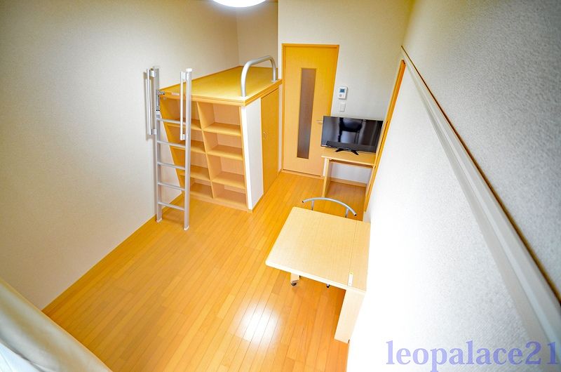 レオパレス工大前 居間