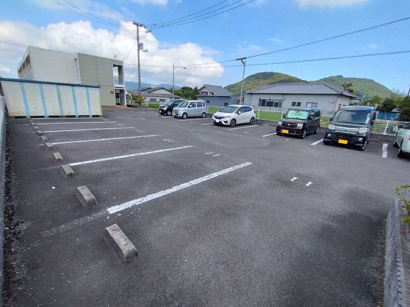 レオパレスラフィーネ 駐車場