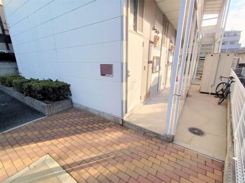 レオパレス菱屋西 エントランス