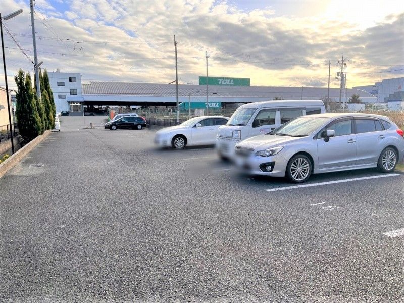 レオパレスグロス　ヴェスト 駐車場