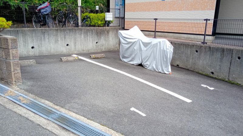 レオパレスヴェセル 駐車場