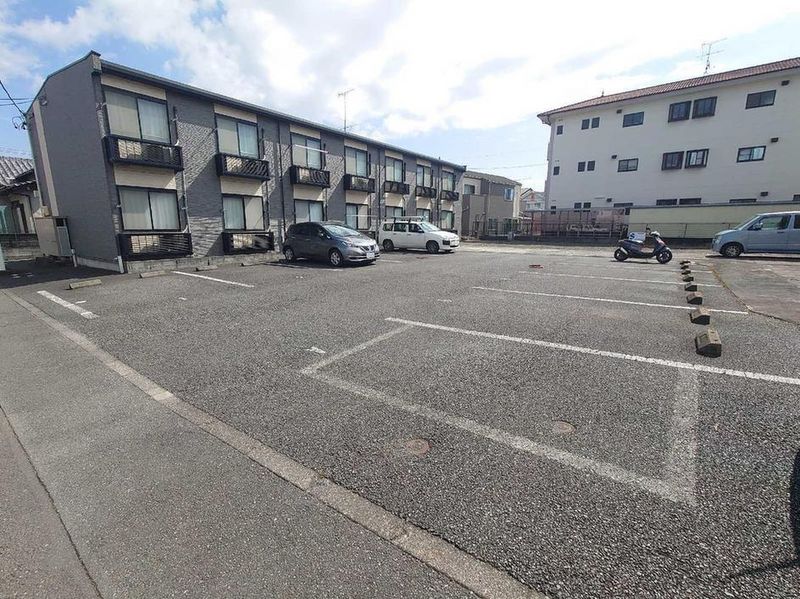 レオパレス赤い靴 駐車場