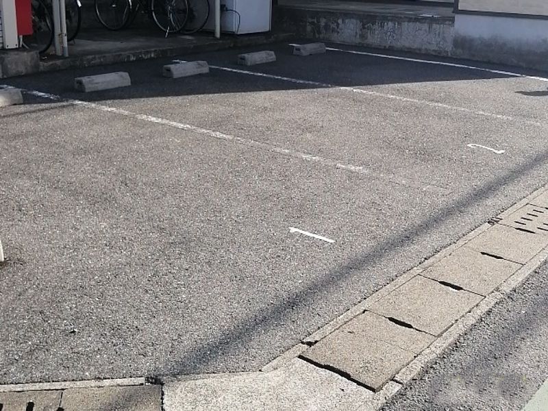 レオパレス中川２１３ 駐車場