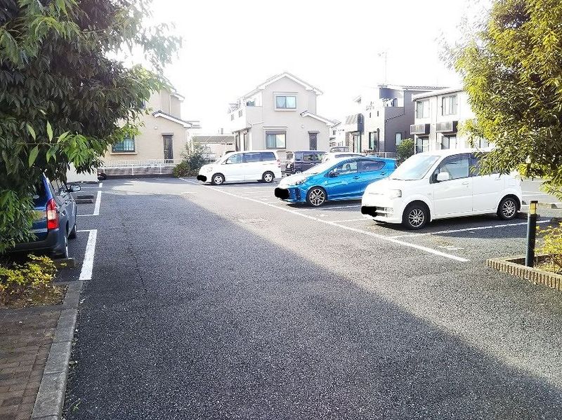 レオパレスひまわり 駐車場