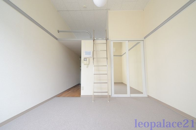 レオパレスシャルム近岡 寝室