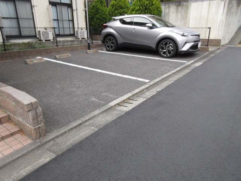 レオパレスエキノックスＣ 駐車場